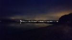 Flensburg im dunkeln fotografiert vom Strand Ostseebad